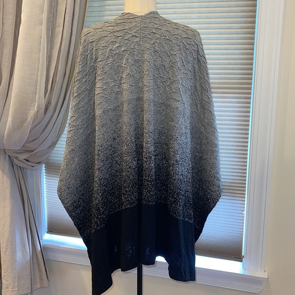 Gorgeous Alberto Makali Textured Ombré Lurex Sweater Cape - Picture 3 of 10